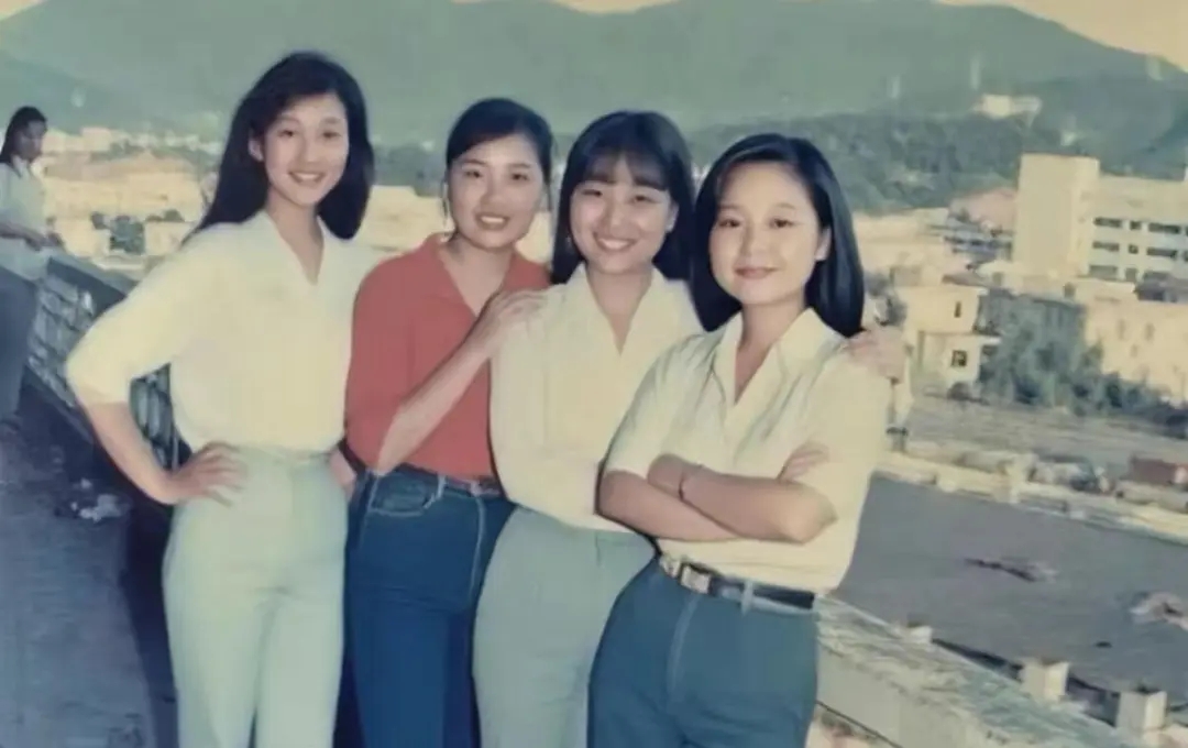 🧡90年代初，深圳布吉港资手袋厂的4个“打工妹”的合影！